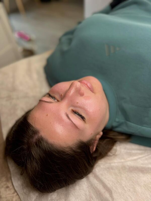 Klientka během ošetření permanentního make-upu obočí